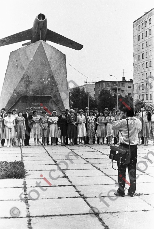 Vor dem Denkmal der Sowjetpiloten | In front of the monument to the Soviet pilots - Foto Harder-007_0331Bild003.jpg | foticon.de - Bilddatenbank für Motive aus Geschichte und Kultur